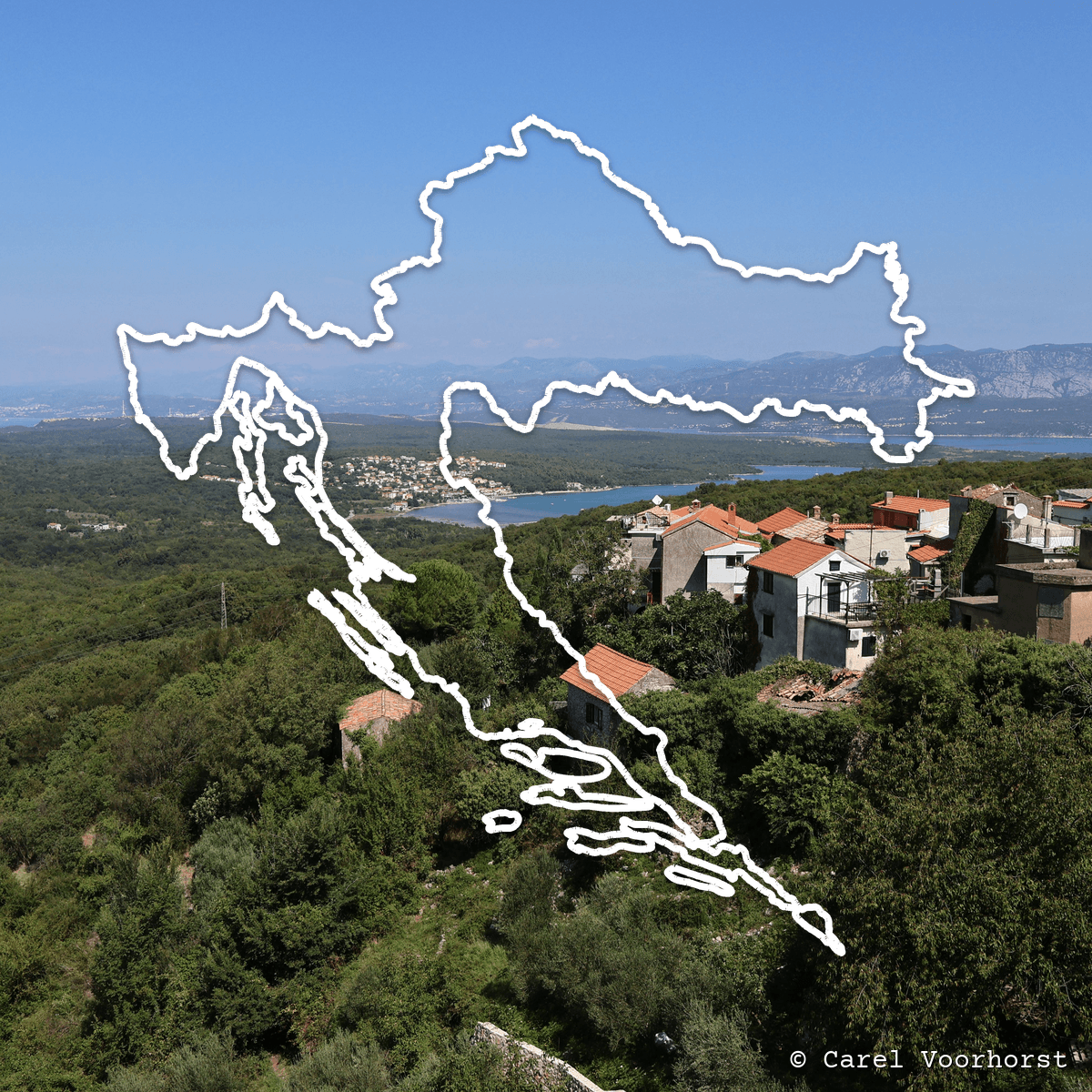 En stenby på en sluttning ovanför Adriatiska kusten, Kroatien